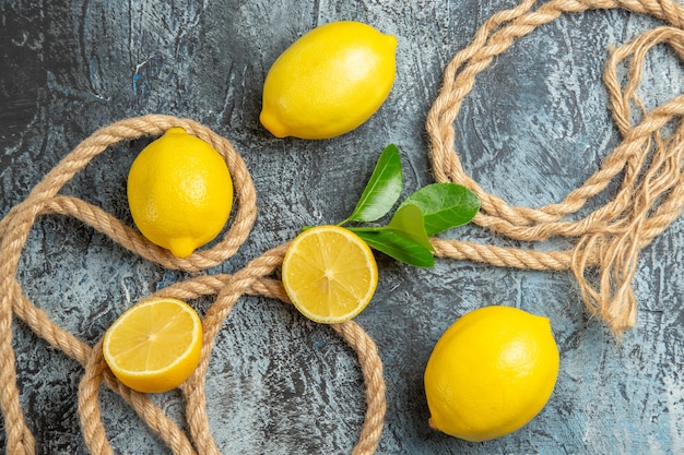Bovenaanzicht verse citroenen met touwen