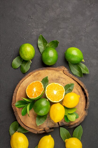 Bovenaanzicht verse citroenen op donkere vloer limoen zure fruit citrus