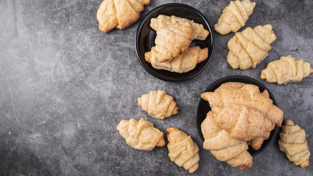 Gratis foto bovenaanzicht verse croissants op de tafel