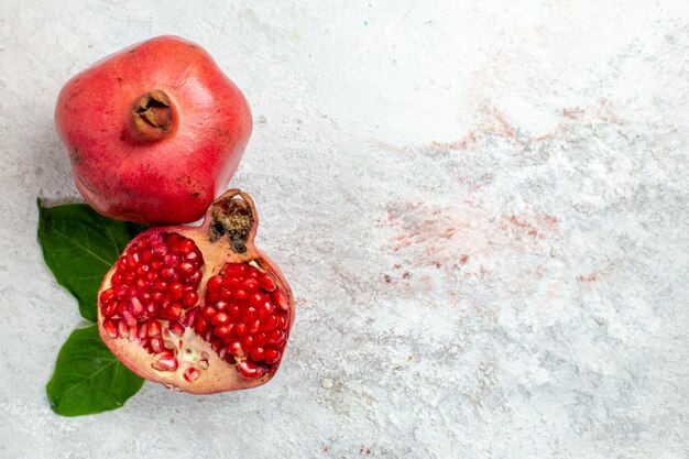 Bovenaanzicht verse granaatappel op witte ruimte