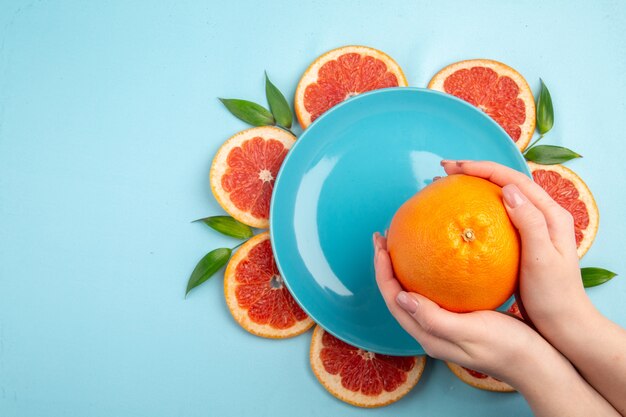 Bovenaanzicht verse grapefruits fruit plakjes op de blauwe achtergrond