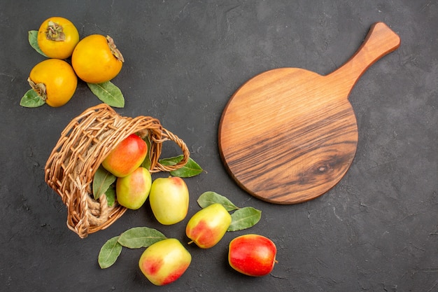 Bovenaanzicht verse groene appels met persimmon op donkere tafelboom zacht rijp vers