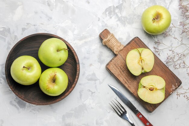 Bovenaanzicht verse groene appels op witte achtergrond