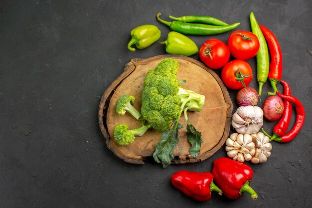 Bovenaanzicht verse groene broccoli met verse groenten op de donkere tafelsalade rijpe gezondheid