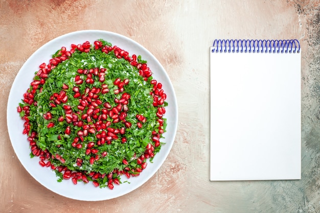 Bovenaanzicht verse groenten met gepelde granaatappels op de lichttafel fruit groene kleur