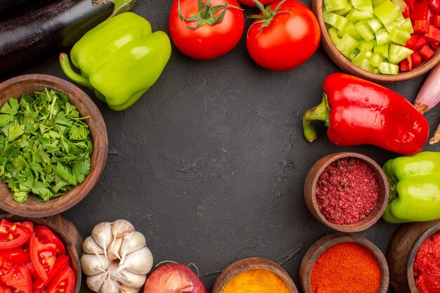 Bovenaanzicht verse groenten met greens en verschillende kruiden op een grijze achtergrond maaltijdsalade natuurvoedsel groente