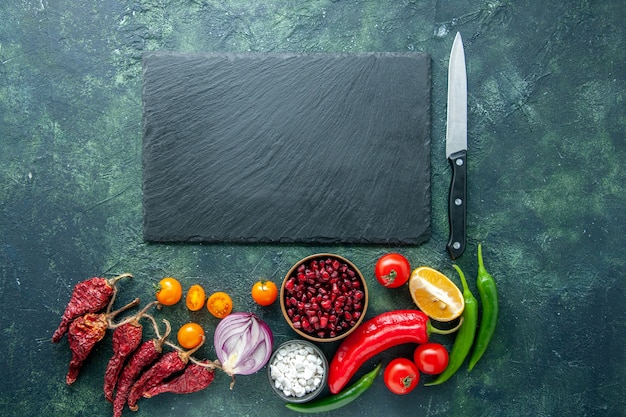Bovenaanzicht verse groenten met knoflook op donkere achtergrond gezondheid maaltijd dieet voedsel kleurenfoto salade