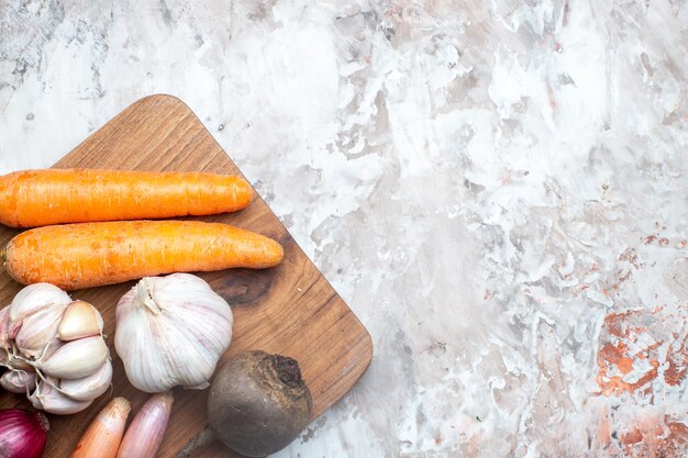 Bovenaanzicht verse groenten met knoflook op witte achtergrond