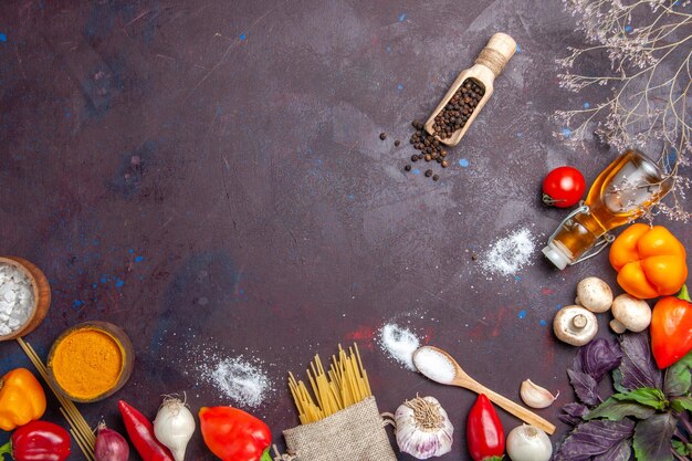 Bovenaanzicht verse groenten met rauwe pasta op donkere oppervlakte salade gezondheidsvoedsel maaltijd