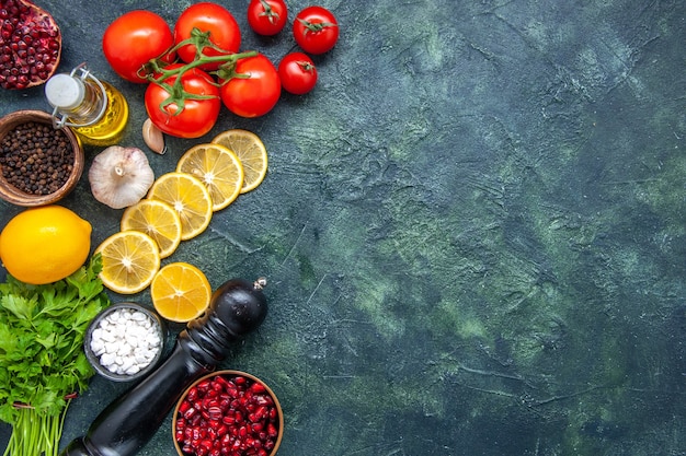 Bovenaanzicht verse groenten tomaten schijfjes citroen zeezout in kleine kom pepermolen op keukentafel met vrije ruimte