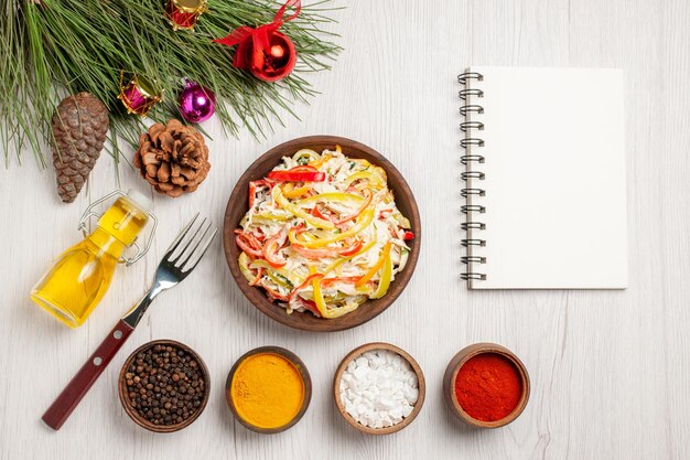 Bovenaanzicht verse kipsalade met kruiderijen op witte ondergrond snack vlees verse salade maaltijd