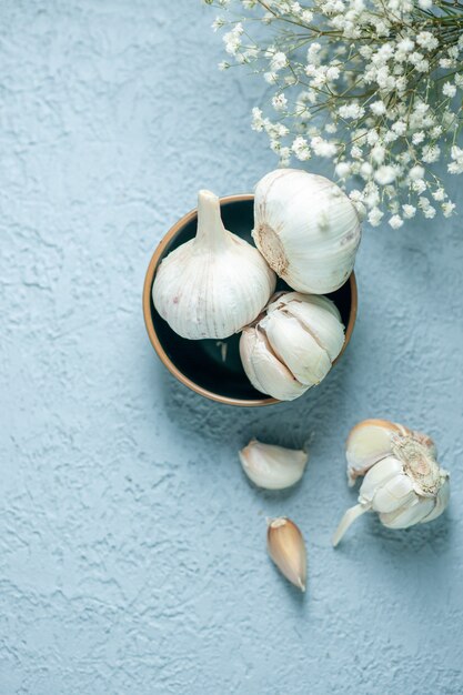 Bovenaanzicht verse knoflook op een lichte ondergrond plant kruiden plantaardige peper voedsel zuur