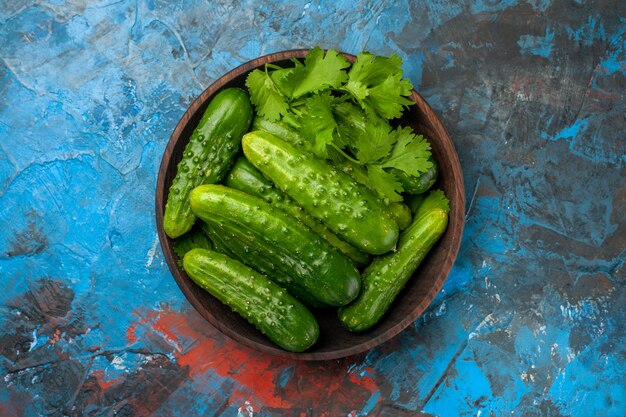 Bovenaanzicht verse komkommers in plaat op blauwe achtergrond foto kleur rijp salade eten maaltijd