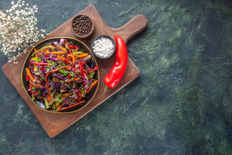 Gratis Foto bovenaanzicht verse koolsalade met kruiden op donkere achtergrond gezondheid lunch groente snack vakantie voedsel dieet broodmaaltijd