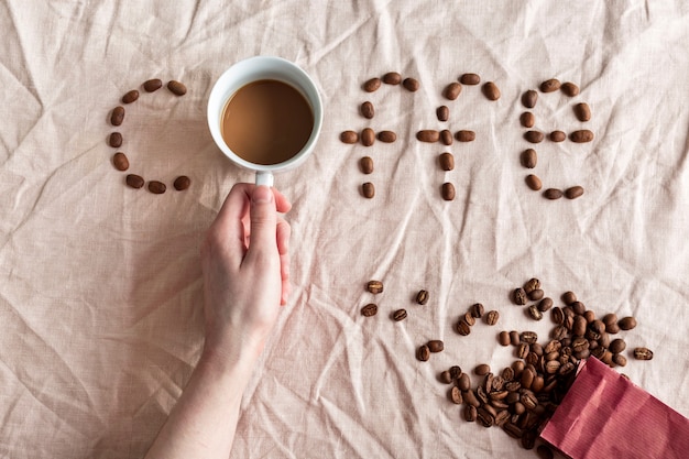 Bovenaanzicht verse kopje koffie met papieren zak