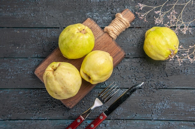 Bovenaanzicht verse kweeperen zacht en zuur fruit op donkerblauwe bureauplant vers zuur fruit boom rijp