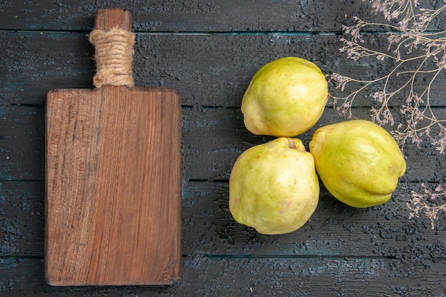 Bovenaanzicht verse kweeperen zacht en zuur fruit op donkerblauwe bureauplant verszure fruitboom rijp