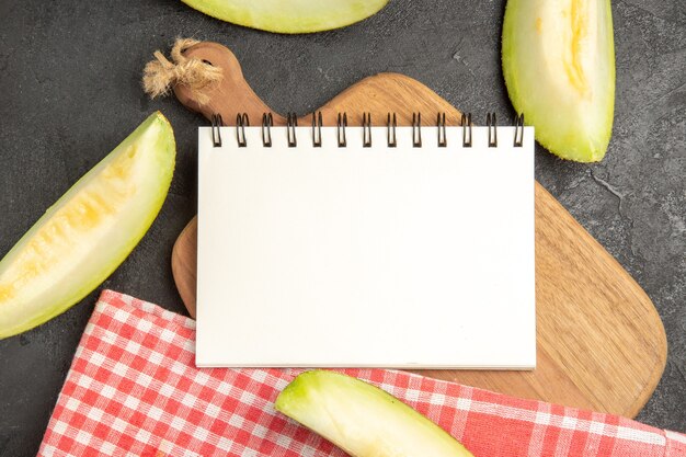 Bovenaanzicht verse meloen plakjes heerlijk fruit op donker bureau zoet zomerfruit