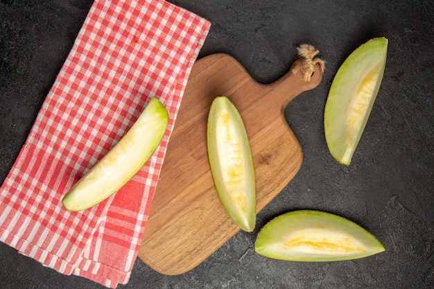 Bovenaanzicht verse meloen plakjes heerlijk fruit op het donker