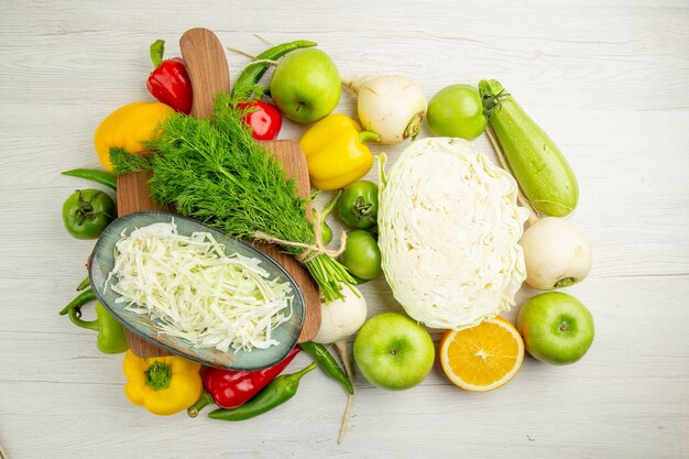 Bovenaanzicht verse paprika met appels en greens op witte achtergrond rijpe kleur salade gezond leven dieet