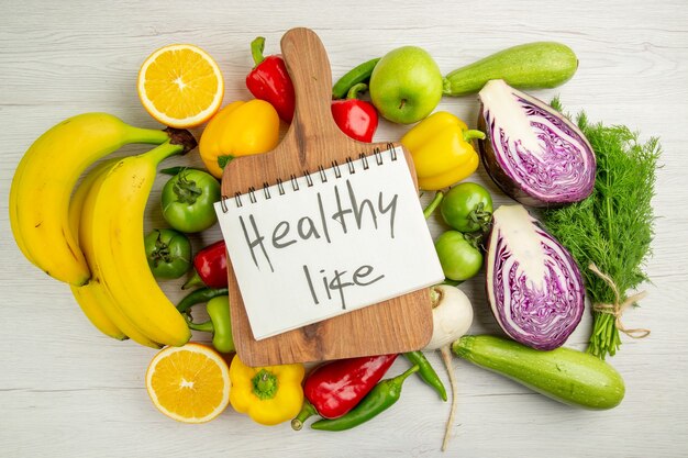 Bovenaanzicht verse paprika met greens en rode kool op witte achtergrond dieet rijpe kleur gezond leven salade foto