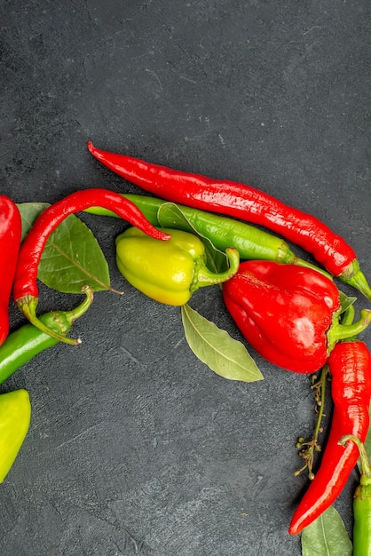 Bovenaanzicht verse paprika met pikante pepers