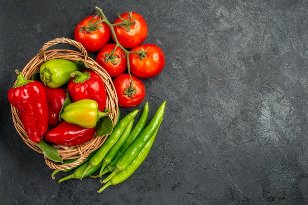 Bovenaanzicht verse paprika met rode tomaten