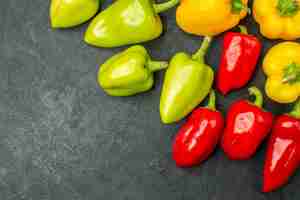 Gratis foto bovenaanzicht verse paprika op donkere achtergrond salade eten maaltijd rijpe foto kleur