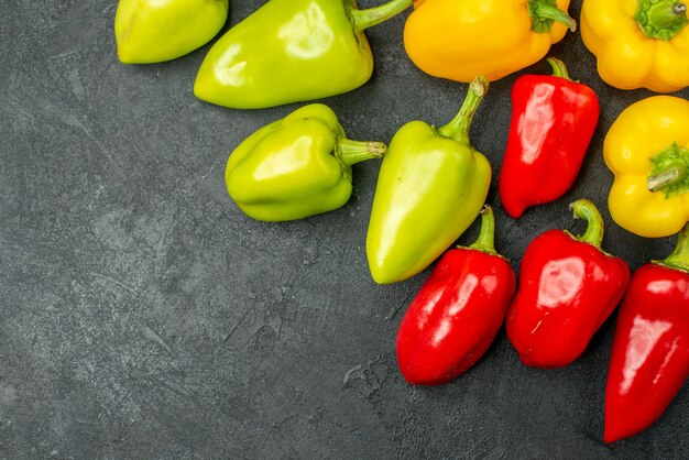 Bovenaanzicht verse paprika op donkere achtergrond salade eten maaltijd rijpe foto kleur
