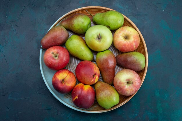 Bovenaanzicht verse peren met appels op het donkerblauwe bureaufruit vers, zacht rijp zoet