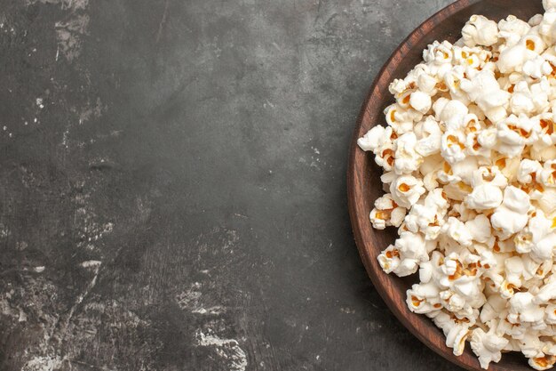 Bovenaanzicht verse popcorn op donkere achtergrond