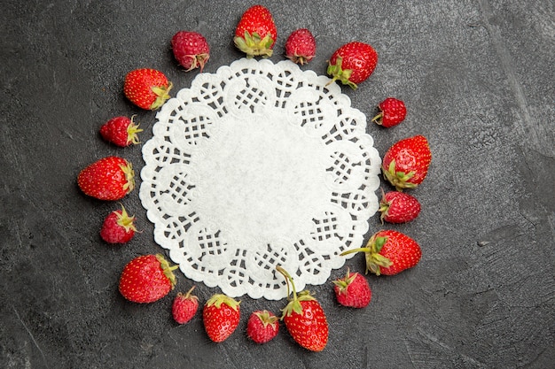 Bovenaanzicht verse rode aardbeien bekleed op donkere tafel kleur bessen