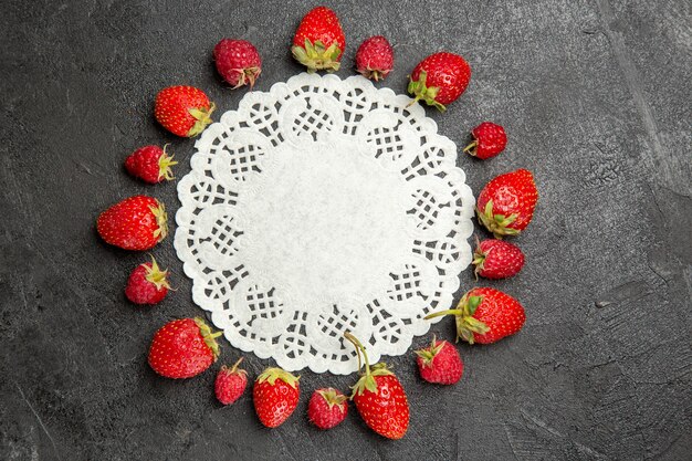 Bovenaanzicht verse rode aardbeien bekleed op donkere tafel kleur bessen