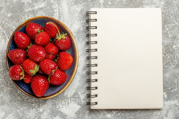 Bovenaanzicht verse rode aardbeien in plaat op witte achtergrond