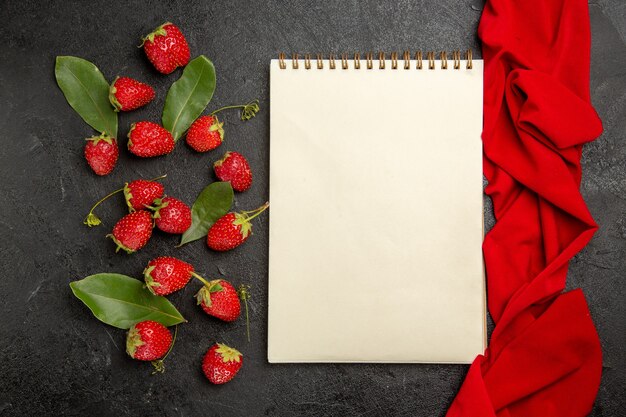 Bovenaanzicht verse rode aardbeien op de donkere tafel fruit bessen rijpe kleur