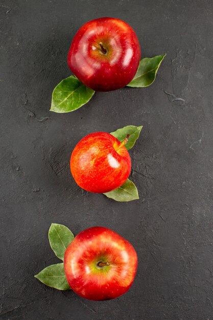 Bovenaanzicht verse rode appels zacht fruit op donkere tafelboom rijp fruit rood vers