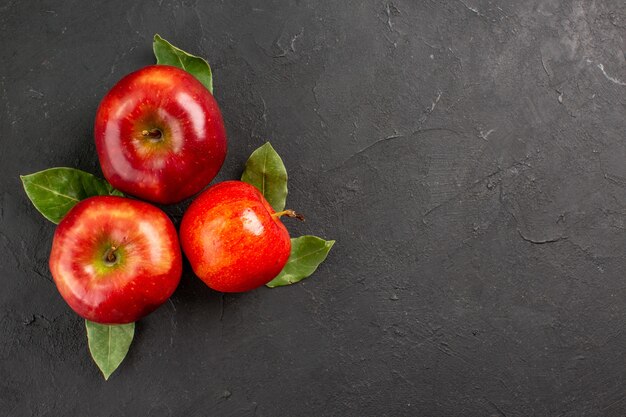 Bovenaanzicht verse rode appels zacht fruit op een donkere tafel rijp fruit rode verse boom