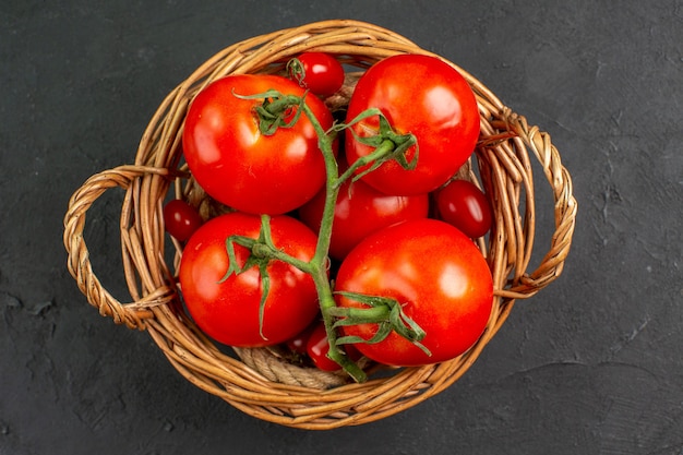 Bovenaanzicht verse rode tomaten in mand