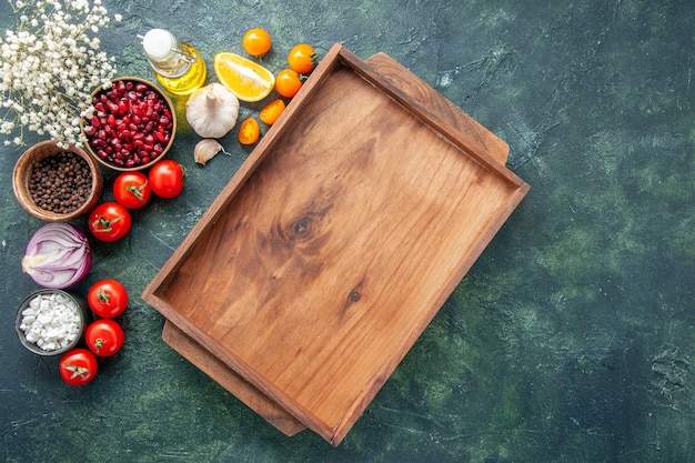 Bovenaanzicht verse rode tomaten met houten bureau op donkere achtergrond gezondheid maaltijd salade voedsel kleur foto dieet vrije ruimte