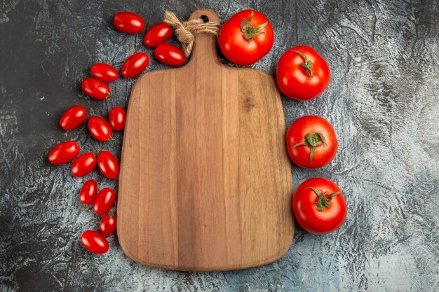 Gratis foto bovenaanzicht verse rode tomaten