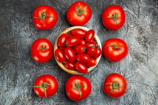 Gratis foto bovenaanzicht verse rode tomaten