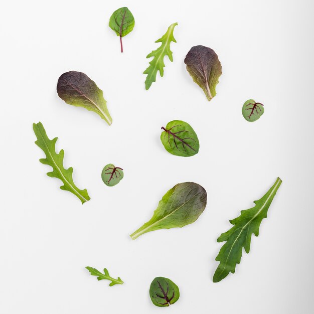 Bovenaanzicht verse salade bladeren op tafel