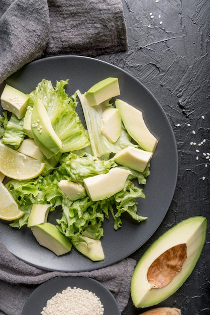 Bovenaanzicht verse salade met avocado op tafel