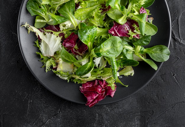 Bovenaanzicht verse salade op donkere plaat