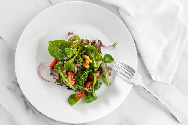 Bovenaanzicht verse salade op witte plaat
