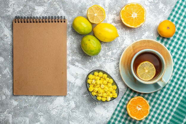 Bovenaanzicht verse schijfjes citroen met kopje thee op lichttafel