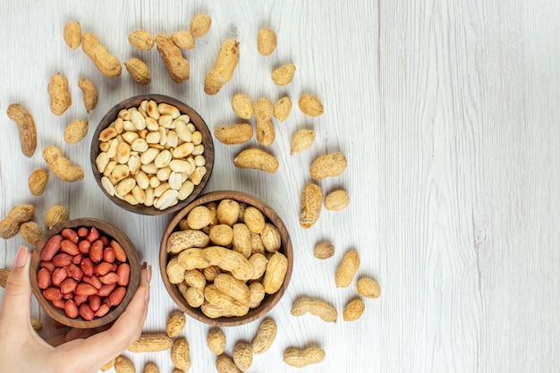 Bovenaanzicht verse smakelijke pinda's op witte tafel kleur moer bioscoop foto snack films zaad