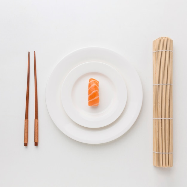 Bovenaanzicht verse sushi met stokjes