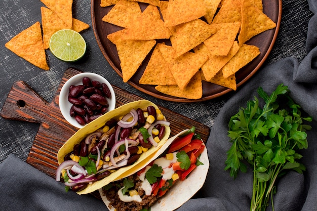 Bovenaanzicht verse taco's met vlees en groenten