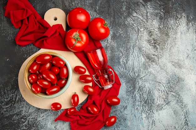 Bovenaanzicht verse tomaten in plaat